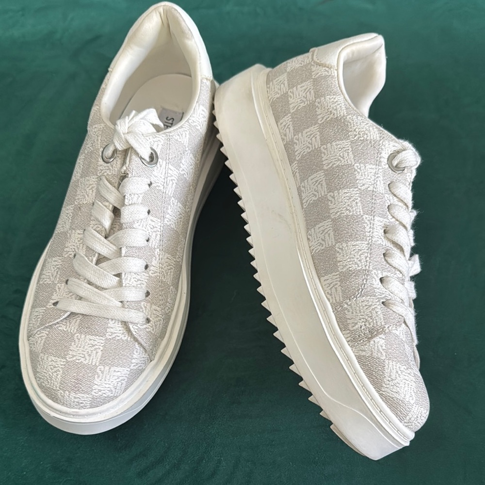 NEW Steve Madden White Sneakers with Textured Pattern 9.5